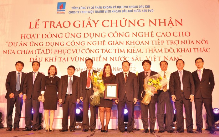 Ông Chu Ngọc Anh - Thứ trưởng Bộ KH&CN (thứ 5 từ trái sang) trao Giấy chứng nhận ứng dụng công nghệ cao của giàn PV DRILLING V cho lãnh đạo PV Drilling