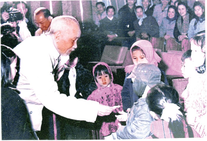 Sinh thời, Chủ tịch Hồ Chí Minh luôn dành sự quan tâm đặc biệt đối với thiếu niên, nhi đồng