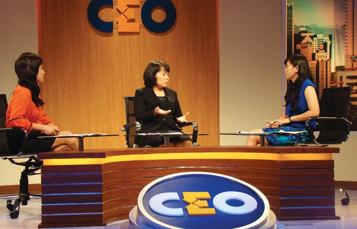Bà Nguyễn Đoàn Kim Sơn, Chủ tịch HĐQT Công ty cổ phần Giáo dục Liên minh Bách Khoa (ngồi giữa) ở vị trí CEO trong chương trình kỳ này
