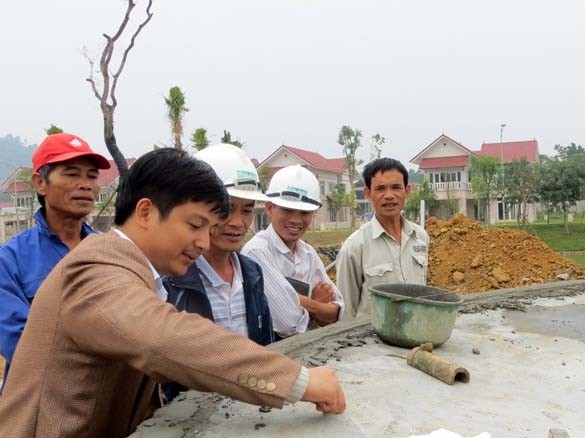KTS Lê Tuấn Long cùng các cộng sự trên công trường Xanh Villas, Hà Nội