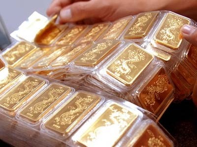 Người dân tranh thủ giá vàng phục hồi nhẹ để bán ra do lo ngại giá vàng còn giảm tiếp