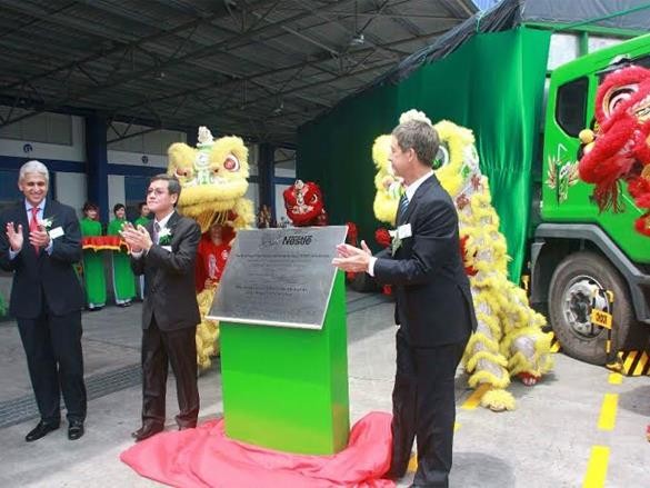 Ông Đinh Quốc Thái, Chủ tịch UBND Đồng Nai (bên trái) và ông Wayne England giở bảng tên khánh thành phân xưởng mới của Nestle Bình An