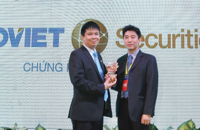 Đại diện cho BVSC, Tổng giám đốc Nhữ Đình Hòa nhận giải thưởng “Nhà tư vấn M&A tiêu biểu nhất 2009 - 2013”