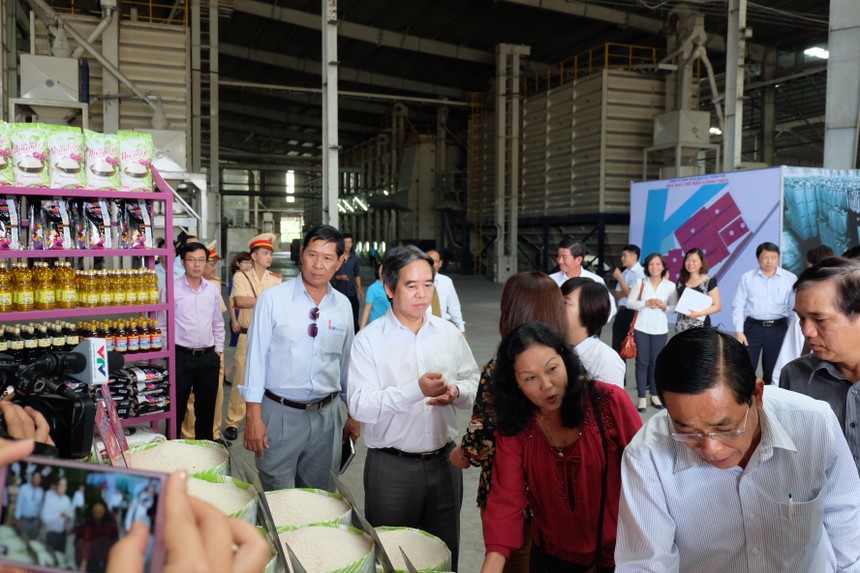 Thống đốc NHNN Nguyễn Văn Bình cùng đoàn công tác của NHNN thăm Công ty TNHH Thương mại và Dịch vụ Thành Tín