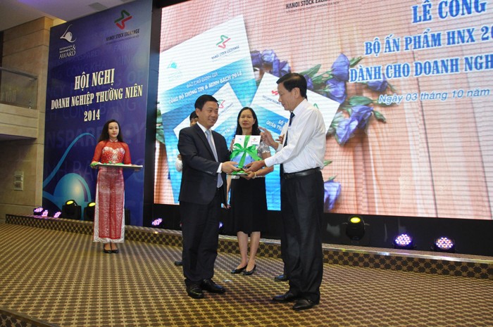 Chủ tịch HNX tặng Sổ tay Quản trị công ty, Sổ tạy hướng dẫn công bố thông tin cho doanh nghiệp đến Tổng Biên tập Báo Đầu tư Nguyễn Anh Tuấn