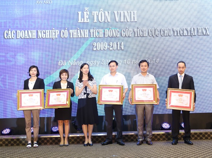 Bà Nguyễn Thị Liên Hoa, Phó chủ tịch UBCK tặng Bằng khen cho các doanh nghiệp niêm yết trên HNX