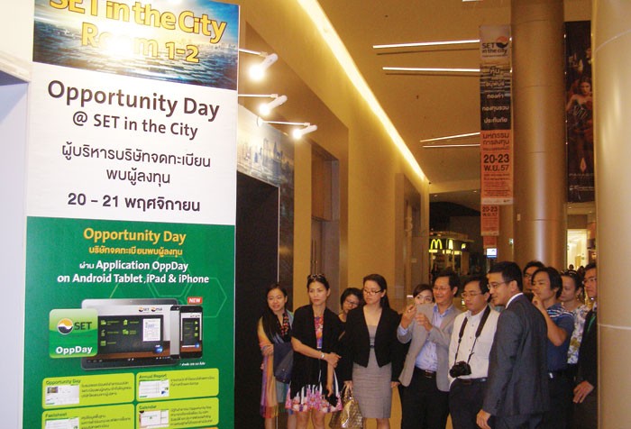 Lãnh đạo HOSE và HNX cùng các nhà báo tham dự Triển lãm chứng khoán tại Thái Lan