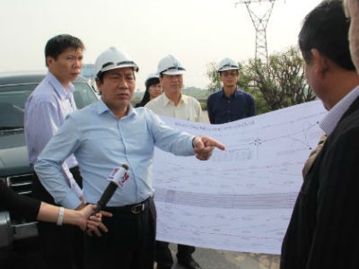 Thứ trưởng Bộ GTVT Nguyễn Hồng Trường tại buổi kiểm tra hiện trường thi công đường Pháp Vân - Cầu Giẽ