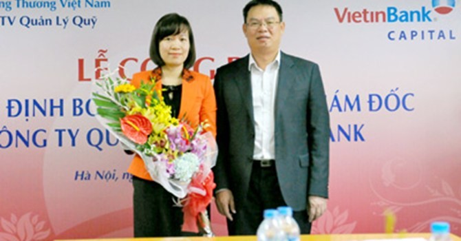 Phó tổng giám đốc VietinBank Trần Minh Bình trao quyết định bổ nhiệm cho bà Nguyễn Thị Lan 