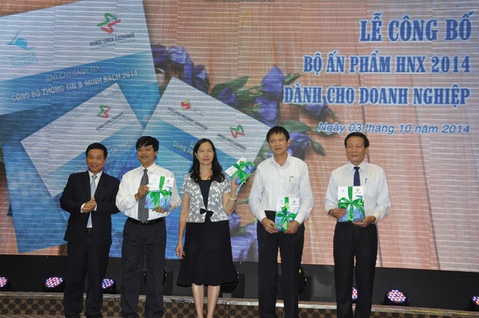 Chủ tịch HNX tặng 2 cuốn sổ tay cho Phó chủ tịch UBCK Nguyễn Thị Liên Hoa, 
Tổng Biên tập Báo Đầu tư Nguyễn Anh Tuấn và đại diện DN trên HNX