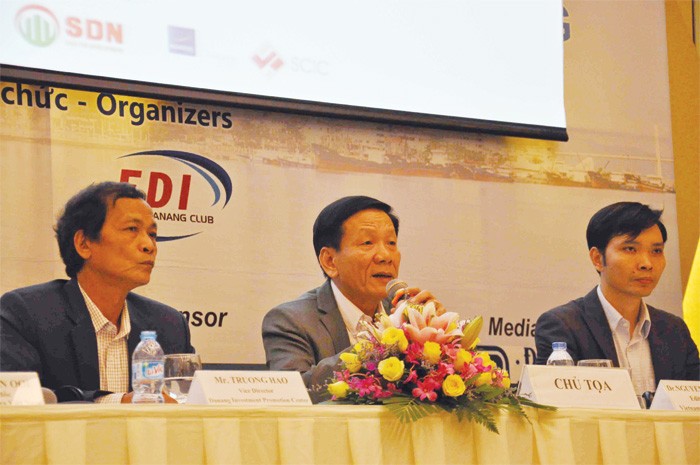 TS. Nguyễn Anh Tuấn (giữa), Tổng Biên tập Báo Đầu tư chủ trì hội thảo.
Ảnh: Sơn Thắng