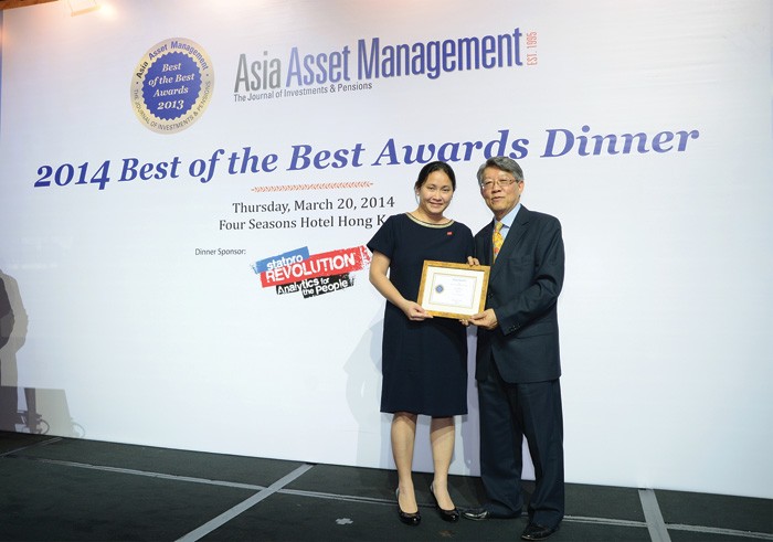 Tổng giám đốc SSIAM Lê Lệ Hằng đón nhận giải thưởng do đại diện Tạp chí Asia Asset Management trao tặng 
