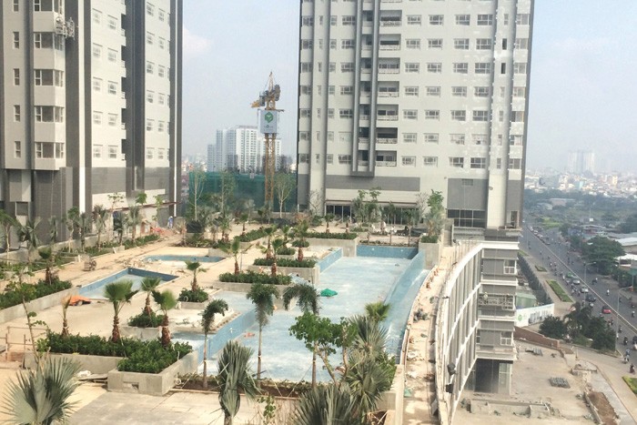 Hồ bơi tràn tọa lạc tại tầng 5 của Dự án Sunrise City - Central Towers đang dần được hoàn thiện mỗi ngày