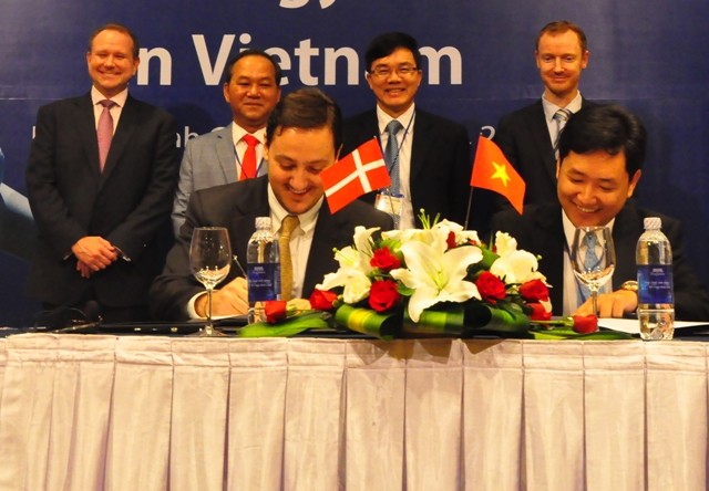 Đại diện Vestas và Phú Cường ký kết hợp tác làm dự án năng lượng gió