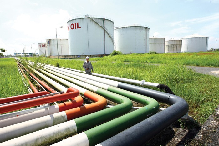 Giá dầu thế giới giảm, Việt Nam được lợi khi nhập khẩu các sản phẩm từ dầu thô như xăng dầu, sợi tổng hợp, phân bón
