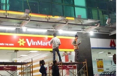Nhân viên lắp biển Vinmart tại địa điểm siêu thị 79 Market 
