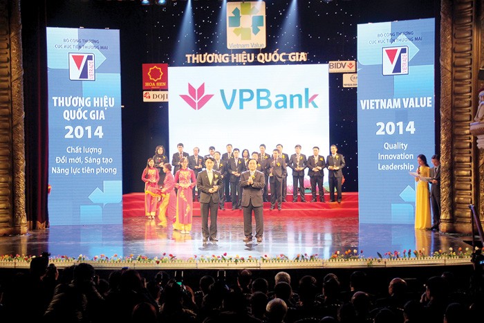 Phó Thủ tướng Hoàng Trung Hải trao biểu trưng Thương hiệu Quốc gia cho đại diện VPBank