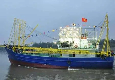 Tàu mẫu chụp mực vỏ thép số 01 - thiết kế V016, do Công ty CP Kỹ thuật đóng tàu Việt Nam (Visec) thiết kế, Công ty CP CNTT Sông Đào (thuộc Tổng công ty Công nghiệp tàu thủy-SBIC) đóng mới và hoàn thành sau 5 tháng thi công.
