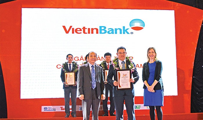 Đại diện Ban tổ chức trao chứng nhận VNR500 cho ông Trần Minh Bình, Phó tổng giám đốc VietinBank
