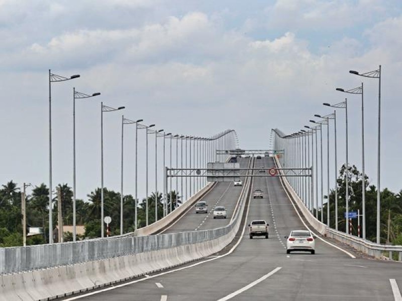 Cầu Long Thành là công trình kiến trúc có tính thẩm mỹ rất cao tại vùng hạ lưu sông Đồng Nai