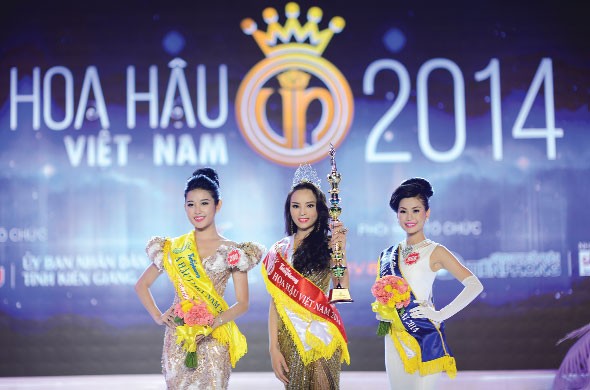 Hoa hậu Kỳ Duyên, Á hậu 1 Huyền My và Á hậu 2 Diễm Trang trên bục vinh quang