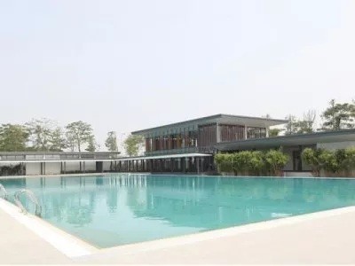 Bể bơi ngoài trời dành cho cư dân tại một dự án bất động sản