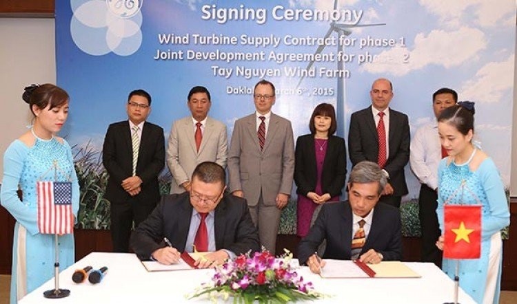 Ông Thomas Ho, Giám đốc Thương mại khối Năng Lượng tái tạo của GE tại Châu Á – Thái Bình Dương và ông Hồ Xuân Hùng, Giám đốc HTL thực hiện ký kết hợp đồng cung cấp tua-bin gió