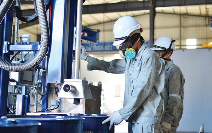 Công nhân đang thao tác trên dây chuyền đóng phuy tự động của Xưởng hóa chất