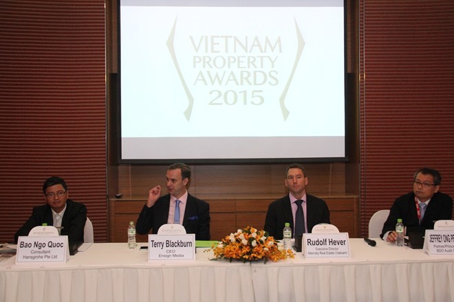 Các thành viên trong hội đồng ban giám khảo của giải thưởng Bất động sản Việt Nam tại cuộc họp báo (Ảnh: Zing) 
