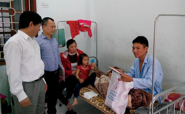Ông Nguyễn Thịnh, Chủ tịch công đoàn PJICO và ông Lê Quang Trung thăm hỏi nạn nhân hôm 28/3