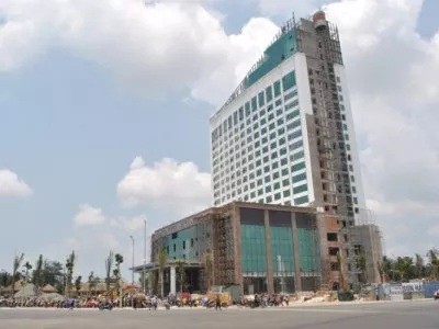 Khách sạn 5 sao Mường Thanh đang được gấp rút hoàn thiện, dự kiến khánh thành vào dịp 30/4 tới.