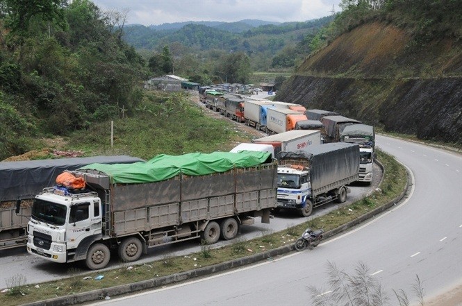 Đoàn xe chở dưa hấu nằm dài hàng km để chờ được xuất khẩu. Ảnh: Minh Phúc
