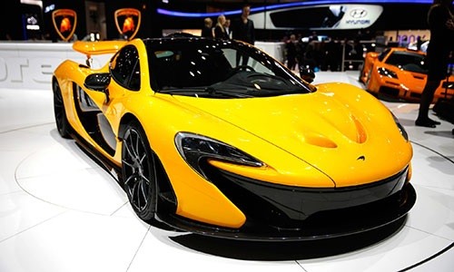 Chiếc McLaren P1 là một trong những chiếc siêu xe hybrid với động cơ V8 kép có công suất 903 sức ngựa. Xạc đầy pin, xe có thể đi được 480 km. Chỉ có 375 xe được sản xuất, với giá mỗi chiếc 1,35 triệu USD. Ảnh:Bloomberg