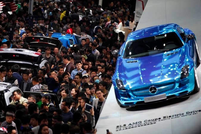 Mức phạt 57 triệu USD tương đương 7% doanh thu năm của Mercedes (Ảnh: Reuters)