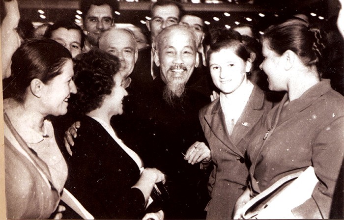 Chủ tịch Hồ Chí Minh nói chuyện thân mật với các đại biểu Liên Xô và nước ngoài dự Đại hội 22 Đảng Cộng sản Liên Xô - Ảnh: TTXVN