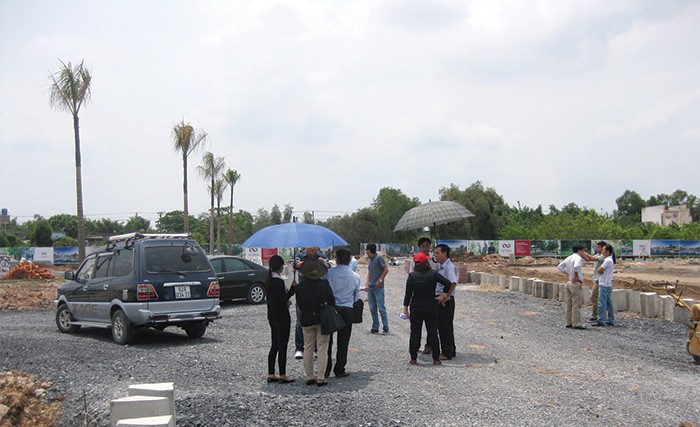 Các khách hàng đang thăm quan Dự án Cát Tường Phú Thạnh tại Long An