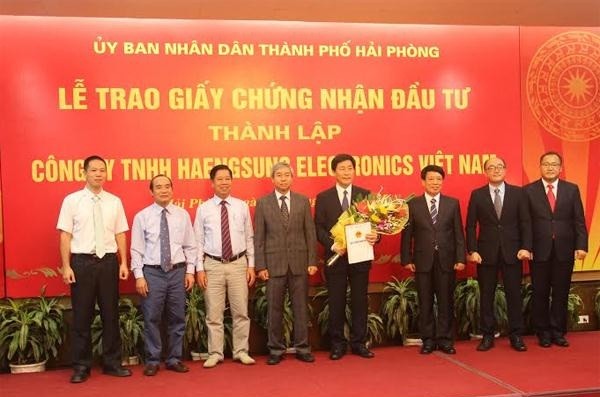 Lãnh đạo TP Hải Phòng trao giấy chứng nhận đầu tư cho Công ty TNHH Haengsung Electronics Việt Nam (ảnh: Thanh Tân)