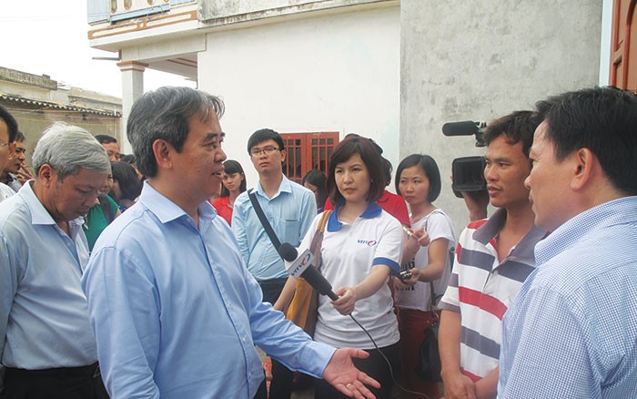 Thống đốc Nguyễn Văn Bình thực địa hoạt động DN tại huyện đảo Lý Sơn, tỉnh Quảng Ngãi