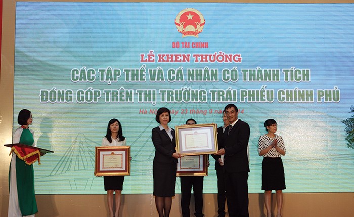 Thứ trưởng Bộ Tài chính 
Trần Xuân Hà trao tặng Bằng khen cho các tập thể và cá nhân có thành tích đóng góp trên thị trường TPCP 