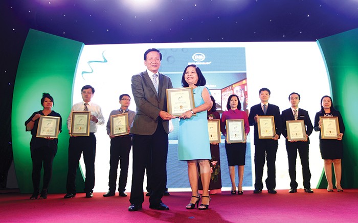 Ông Nguyễn Anh Tuấn, Tổng Biên tập Báo Đầu tư, đồng Trưởng Ban tổ chức Cuộc Bình chọn Báo cáo thường niên trao giải cho các doanh nghiệp có báo cáo đoạt giải TOP 30