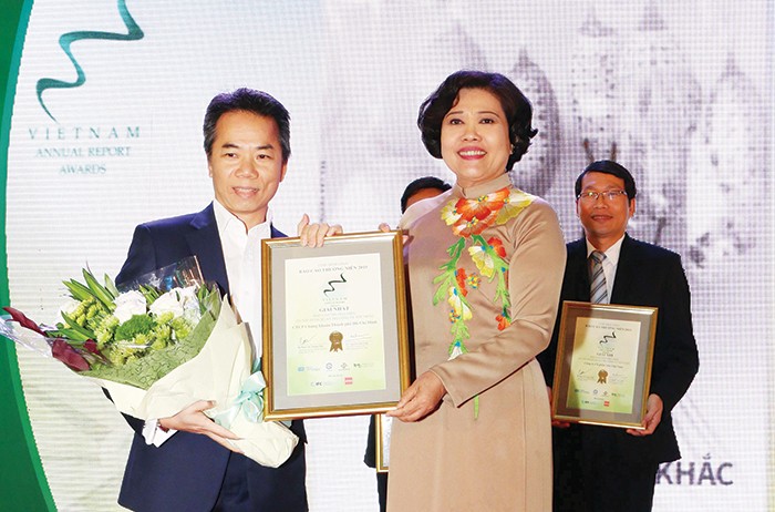 Bà Nguyễn Thị Hồng,Phó chủ tịch UBND TP. HCM trao giải nhất BCTN có nội dung quản trị công ty tốt nhất năm 2015 cho HSC