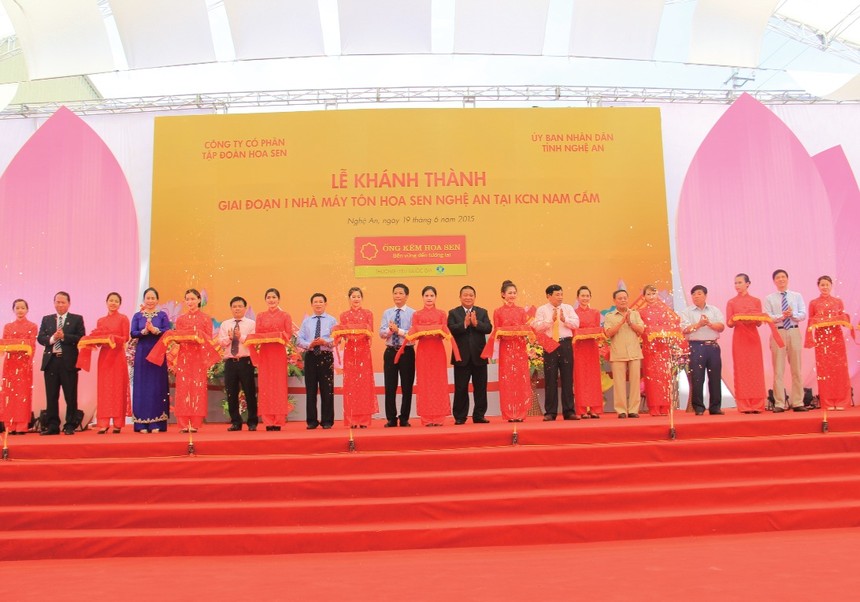 Đại diện nhà đầu tư và đại biểu cắt băng khánh thành Nhà máy Tôn Hoa Sen Nghệ An tại KCN Nam Cấm