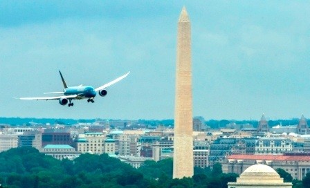 Máy bay Boeing 787-9 của Vietnam Airlines hạ cánh tại sân bay Ronald Regan, bay qua Tháp bút chì là biểu tượng của Thủ đô Washington (Mỹ)