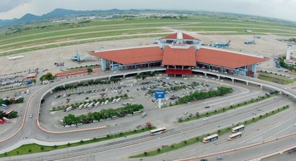 Sân bay Nội Bài hiện có hai đường băng song song, trong đó đường băng hướng 11L/29R dài 3.200 m rộng 45m, đường băng 11R/29r dài 3.800m rộng 45m.