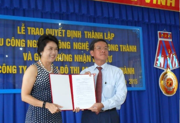 Ông Đinh Quốc Thái, Chủ tịch UBND tỉnh Đồng Nai trao quyết định thành lập Khu công nghiệp công nghệ cao Long Thành cho bà Somhatai Panichewa, Tổng giám đốc Công ty cổ phần Amata Việt Nam