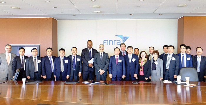 Bộ trưởng Bộ Tài chính Đinh Tiến Dũng, Chủ tịch UBCK Vũ Bằng cùng một số thành viên làm việc tại Tổ chức quản lý lĩnh vực tài chính của Mỹ (Finra), tháng 7/2015