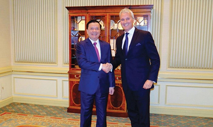 Bộ trưởng Đinh Tiến Dũng bắt tay Tổng giám đốc AIA Việt Nam trong niềm tin cơ hội hợp tác kinh tế Việt Nam - Hoa Kỳ sẽ ngày càng được cụ thể hóa