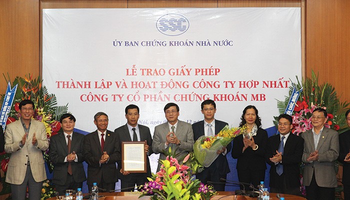Đại diện MBS đón nhận giấy phép thành lập và hoạt động trên cơ sở hợp nhất 2 CTCK - trường hợp đầu tiên trên TTCK Việt Nam, ngày 9/12/2013