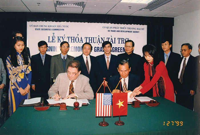 Một trong những tấm ảnh “thâm niên” nhất của TTCK mà chúng tôi sưu tầm được là hình ảnh năm 1999, vị chủ tịch Ủy ban Chứng khoán Nhà nước đầu tiên, ông Lê Văn Châu ký thỏa thuận hợp tác với Cơ quan phát triển thương mại Mỹ. Thời điểm này, cả ngành chứng k