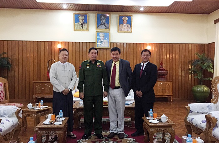 Ông Phạm Uyên Nguyên (thứ 2 bên phải) chụp ảnh chung với Trung tướng, Chủ tịch Tập đoàn Myanmar Economic Corpration - đối tác Công ty đầu tư của ông Nguyên ở thị trường Myanmar